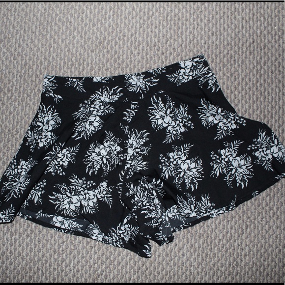 Black and white flower shorts - Picture 3 of 3